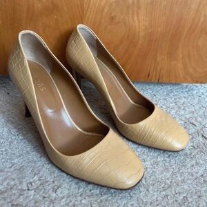 Chic Tan Crocodile Pattern Heels